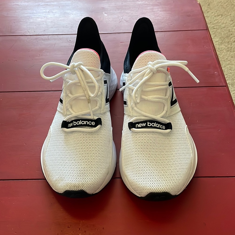 New Balance Fresh Foam Roav WROAVLW Running Shoes Womens Sz 9.5B Sneaker White